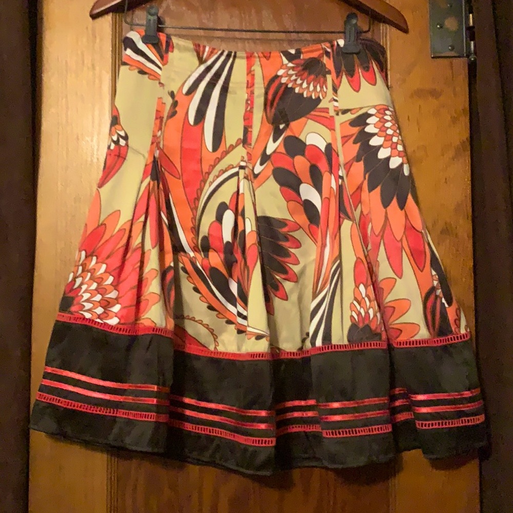Like new, midi or knee length skirt w/liner.